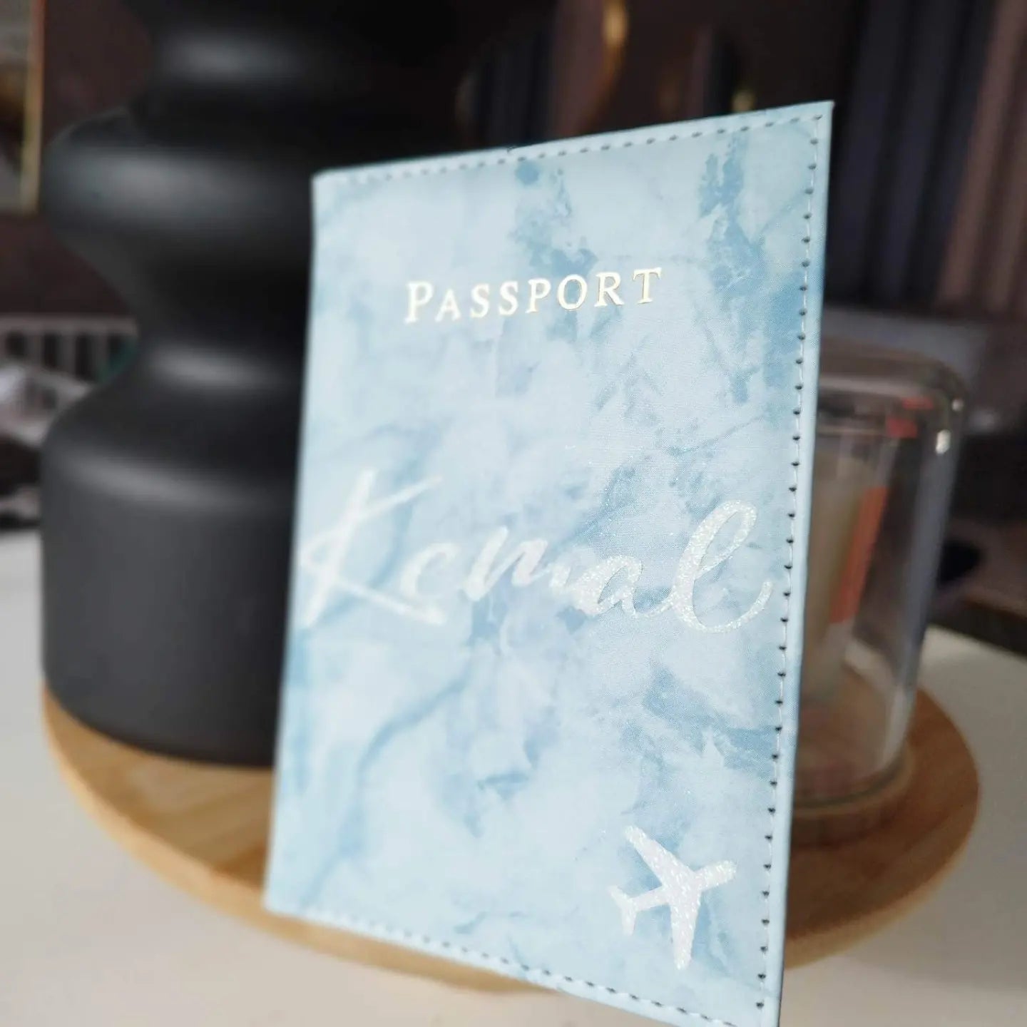 Étui Passeport Personnalisé – Protège Passeport avec Prénom
-Accessoire Voyage Unique
– Cadeau Voyageur