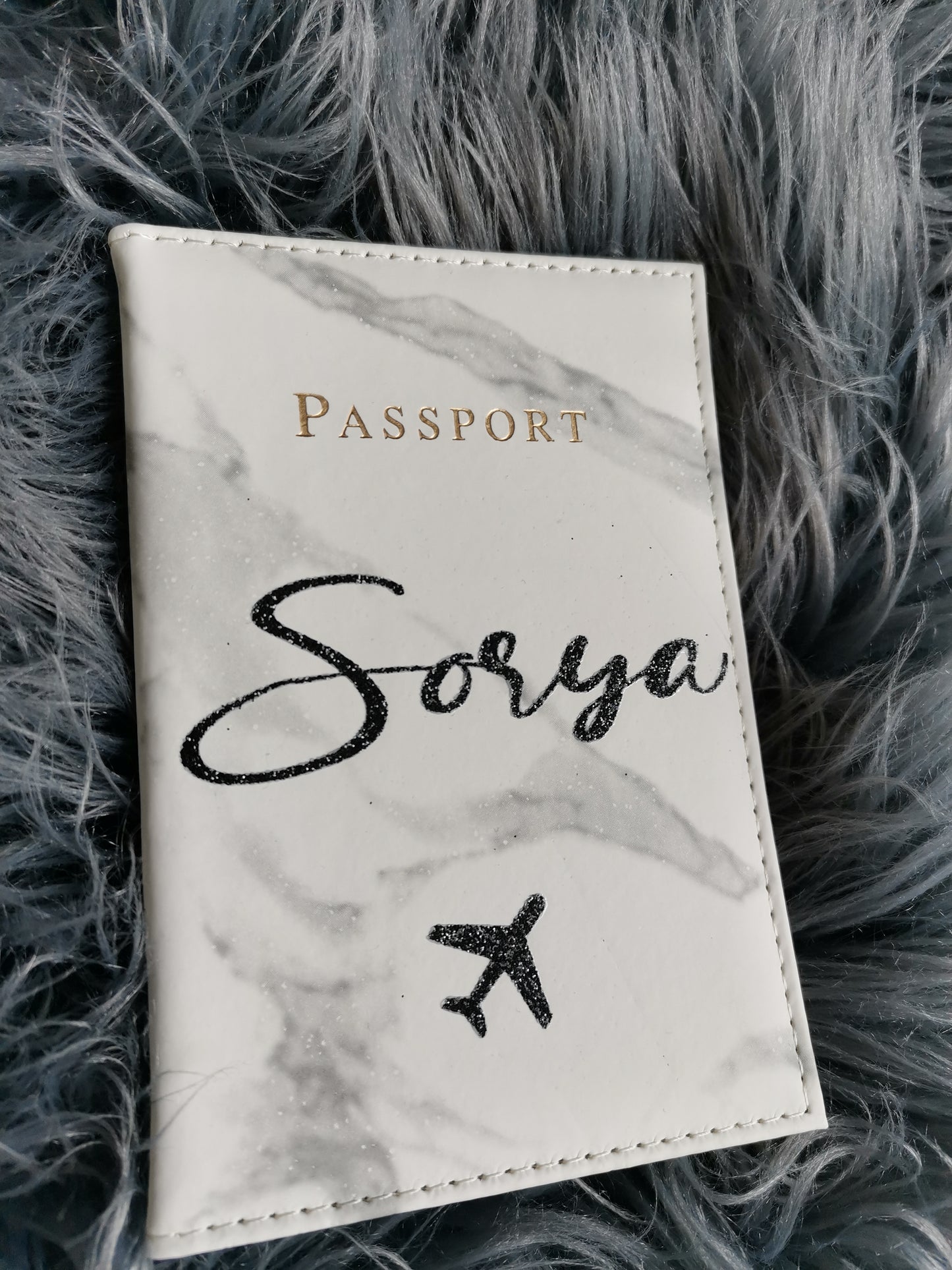 Étui Passeport Personnalisé – Protège Passeport avec Prénom
-Accessoire Voyage Unique
– Cadeau Voyageur