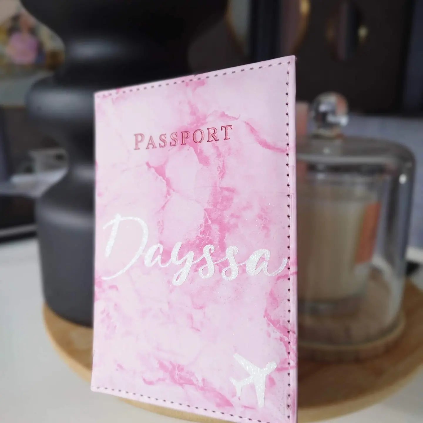 Étui Passeport Personnalisé – Protège Passeport avec Prénom
-Accessoire Voyage Unique
– Cadeau Voyageur