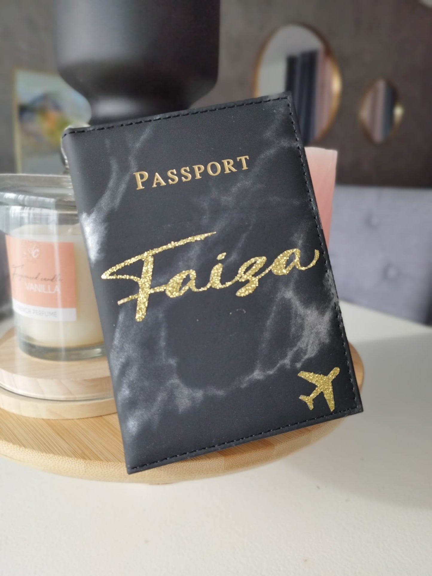 Étui Passeport Personnalisé – Protège Passeport avec Prénom
-Accessoire Voyage Unique
– Cadeau Voyageur