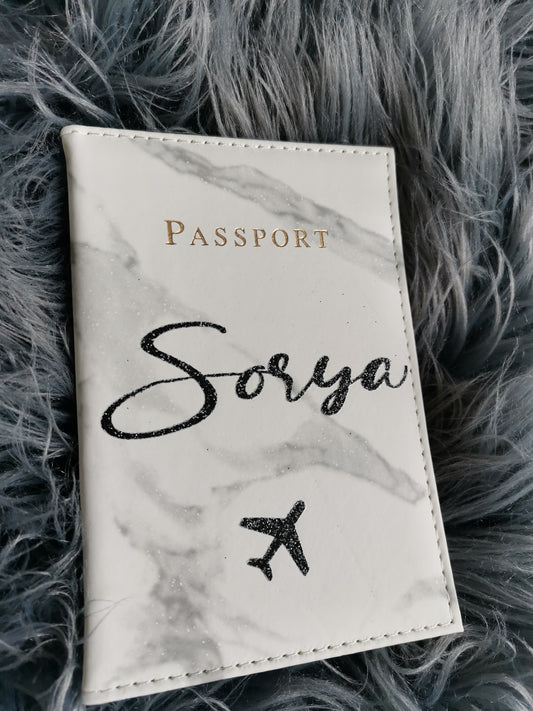 Étui Passeport Personnalisé – Protège Passeport avec Prénom
-Accessoire Voyage Unique
 – Cadeau Voyageur